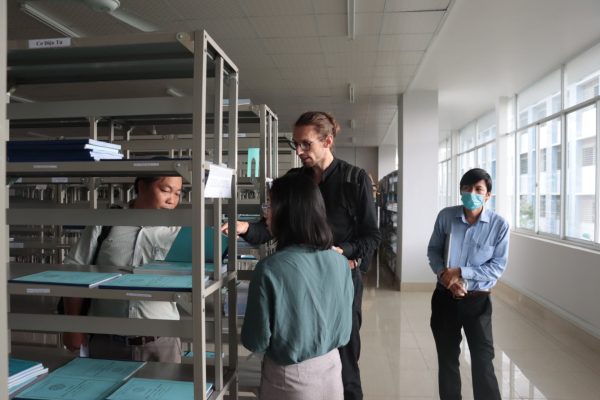 Mr. Simon Parthum, GIZ development advisor is visiting the library of AGVC