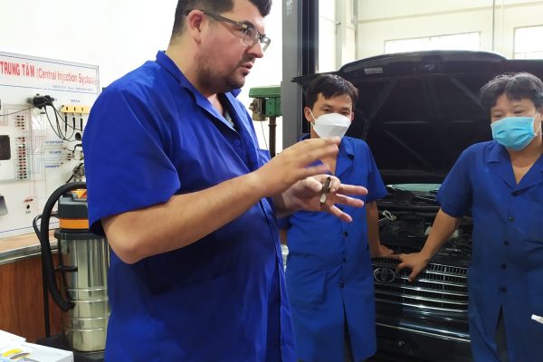 Ông Alwin Matthias Angert, Chuyên gia phát triển dự án đang hướng dẫn thao tác chẩn đoán lỗi