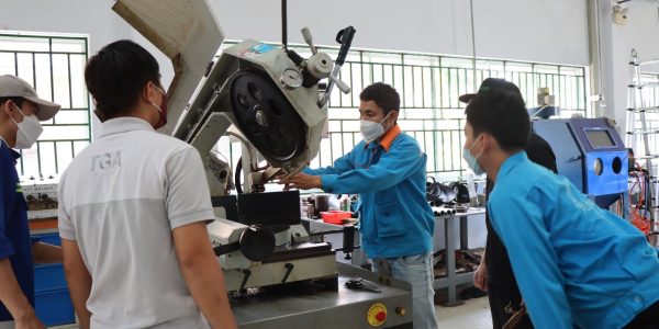 Trainer Nguyen Ngoc Tuan was instructing the participants the configuration and maintenance procedure of band saw machine.