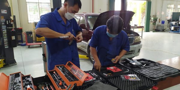 Các giáo viên đang thao tác với máy móc thiết bị được Tổ chức GIZ hỗ trợ