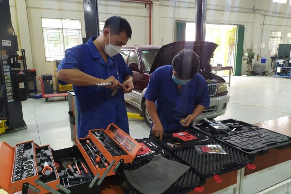 Các giáo viên đang thao tác với máy móc thiết bị được Tổ chức GIZ hỗ trợ