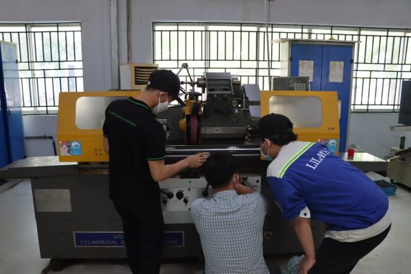 Trainer Nguyen Ngoc Huy was illustrating the necessary steps to maintain the cylindrical grinding machine.