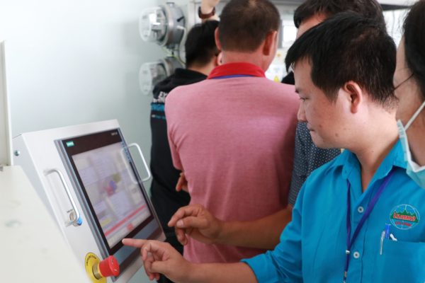 Mr. Truong Thanh Inh, teacher of Lilama 2, uses the HMI screen to control and monitor the operation of the Nacelle – Wind Turbine Training