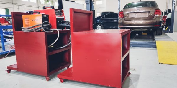 The movable trolleys to store welding machines and gas cylinders