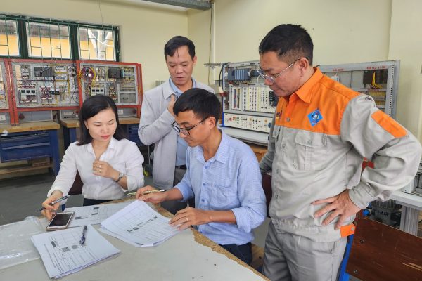 Multipliers and teachers discussed necessary facilities, devices and equipment for training of EEB and SHK occupations at Vietnamese – German Technical College of Ha Tinh