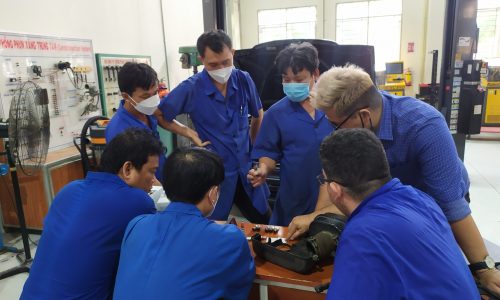 Chuyên gia và giáo viên đang thảo luận cách chẩn đoán lỗi động cơ