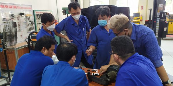 Chuyên gia và giáo viên đang thảo luận cách chẩn đoán lỗi động cơ