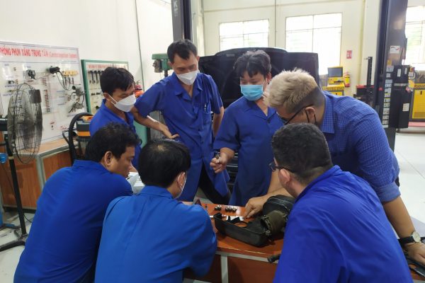 Chuyên gia và giáo viên đang thảo luận cách chẩn đoán lỗi động cơ