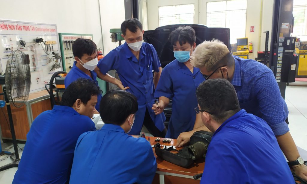 Chuyên gia và giáo viên đang thảo luận cách chẩn đoán lỗi động cơ