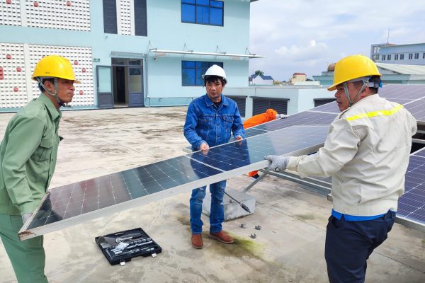 Solar PV panels are being mounted on frame by participants.
