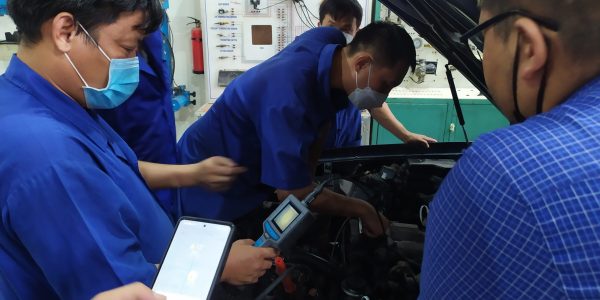 Chuyên gia cùng các giáo viên đang thao tác sử dụng máy nội soi động cơ