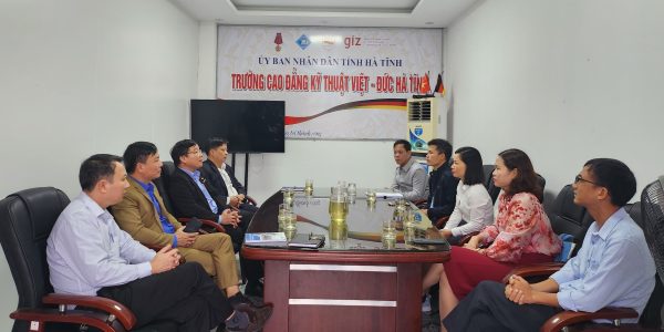 The multipliers exchange with  the management of Vietnamese – German Technical College of Ha Tinh on good practices in implementing the training programmes for the 2 new green occupations.