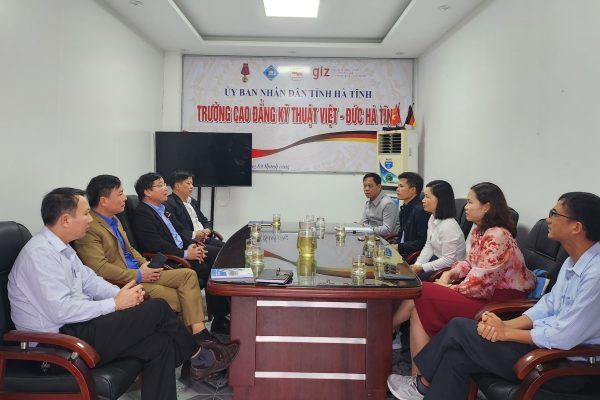 The multipliers exchange with  the management of Vietnamese – German Technical College of Ha Tinh on good practices in implementing the training programmes for the 2 new green occupations.