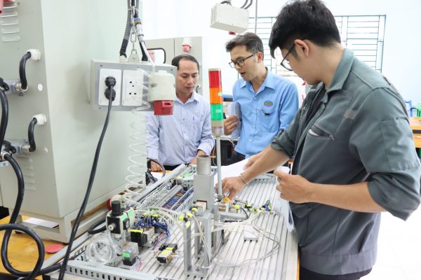 NTVC mechatronics experts observe at LILAMA 2 the implementation of a final examination oriented on German standard.