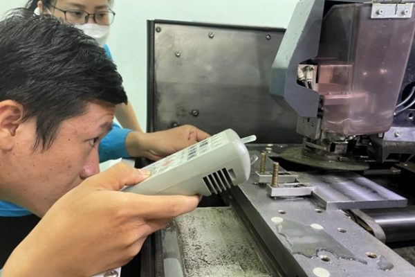 Participants were using a feeler gauge to set the correct distance between upper nozzle and the workpiece