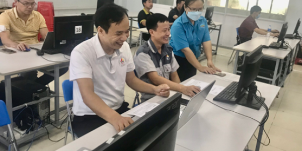 Participants programmed and simulated complex turning processes under the guidance of the trainer – Ms. Tu.