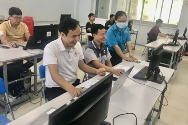 Participants programmed and simulated complex turning processes under the guidance of the trainer – Ms. Tu.