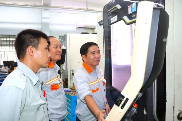 Participants input their programmes to produce on 3-axis CNC machine.