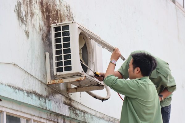 The teachers practiced cleaning and maintaining the air-conditioner at welding workshop