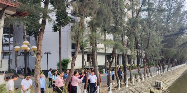 Participants conducting a site visit of the Ton Duc Thang University campus.