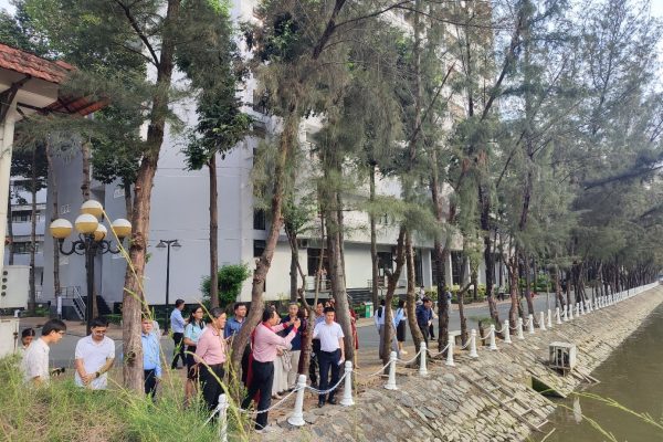 Participants conducting a site visit of the Ton Duc Thang University campus.
