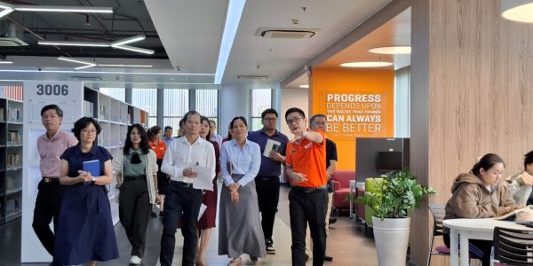 Participants visiting the library of Ton Duc Thang University.
