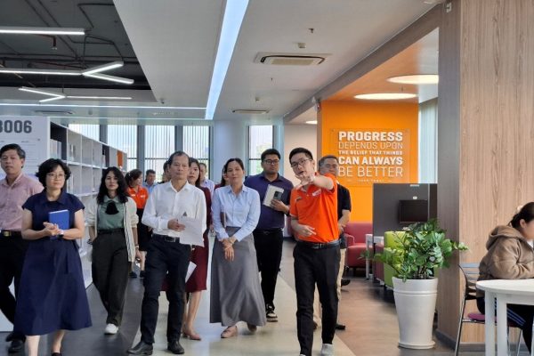 Participants visiting the library of Ton Duc Thang University.