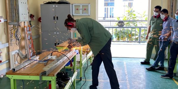 Trainer Simon Parthum demonstrated the sparks of the angle grinder, even with protective covers