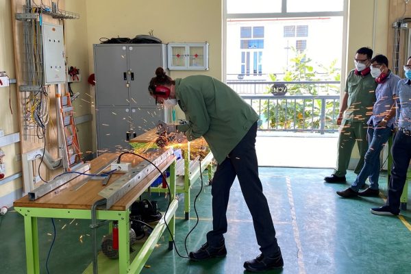 Trainer Simon Parthum demonstrated the sparks of the angle grinder, even with protective covers