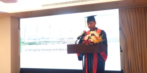 Student Ho Bao Hoang An represented K14 to give a thank-you speech