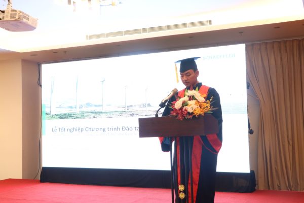 Student Ho Bao Hoang An represented K14 to give a thank-you speech