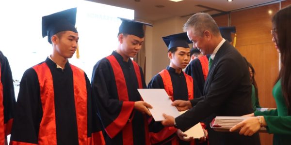Mr Nguyen Xuan Thang – the General Director of Schaeffler Viet Nam handed the Certificate of training programme completion to students