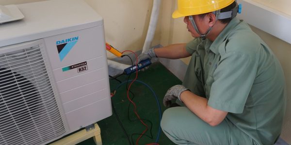 A teachers was measuring parameters for outdoor unit of air-conditioning system