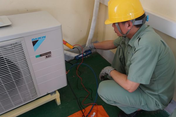 A teachers was measuring parameters for outdoor unit of air-conditioning system